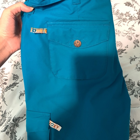 Roxy Pants - Teal colored Roxy snow pants.